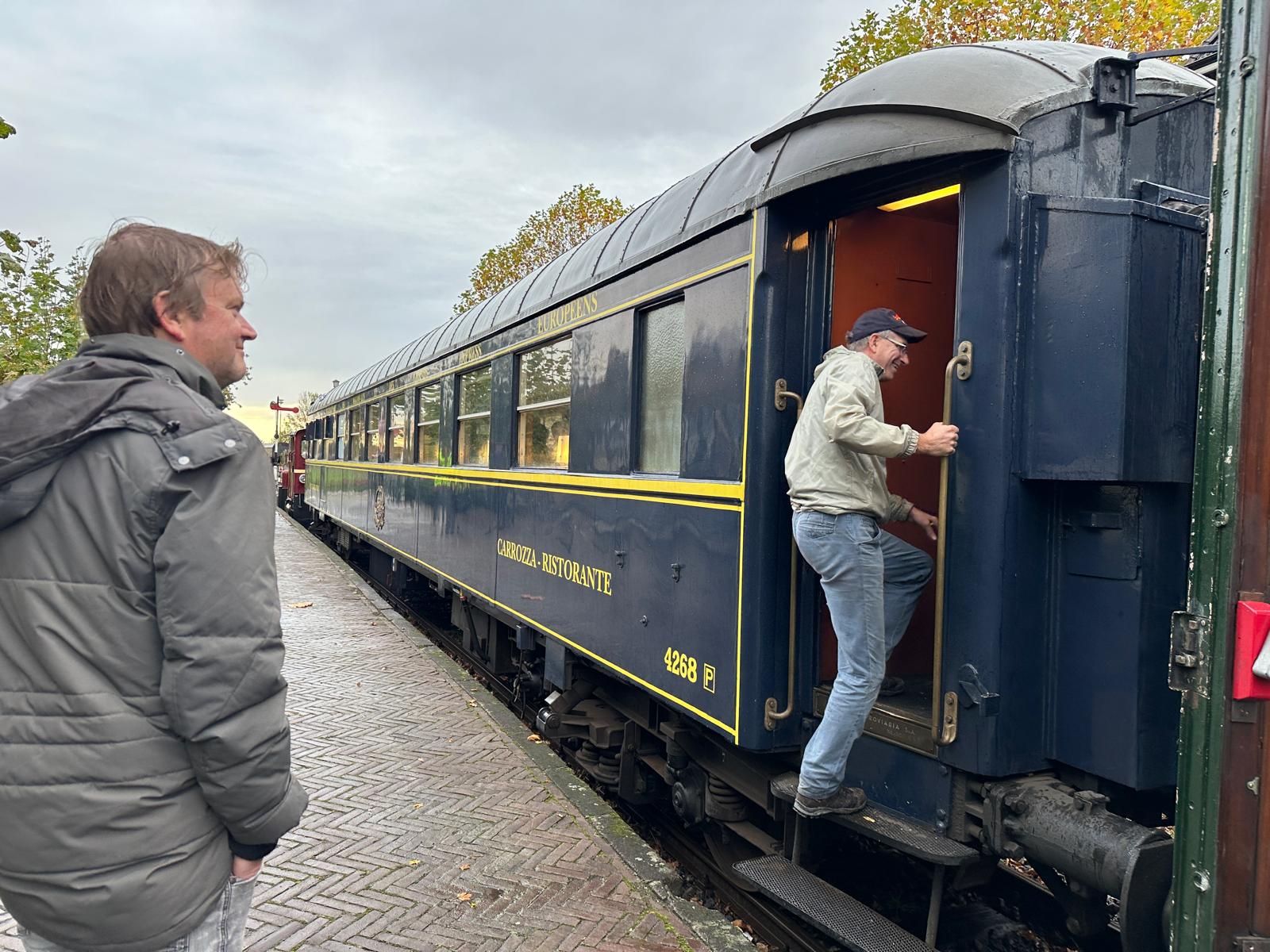 (Limburg). Foto van Margot Klingers.
Instappen in de restauratie wagen